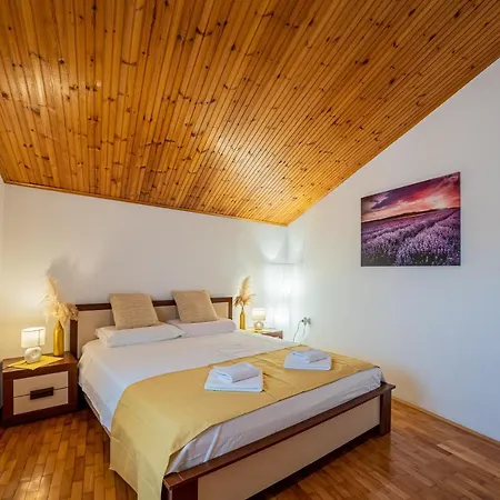 Apartment Mirela *